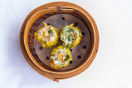 白色背景的中国竹子蒸汽船 孤立于白底蒸汽烹饪食物圆形饺子厨具篮子用具美食柳条图片
