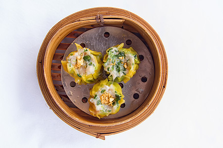 白色背景的中国竹子蒸汽船 孤立于白底饺子用具蒸汽食物篮子厨具烹饪美食圆形柳条图片