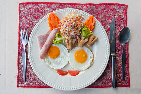 英语早餐 炸鸡蛋 培根 香肠 豆子 吐司玻璃沙拉蛋黄火腿果汁盐渍桌布橙子猪肉食物图片