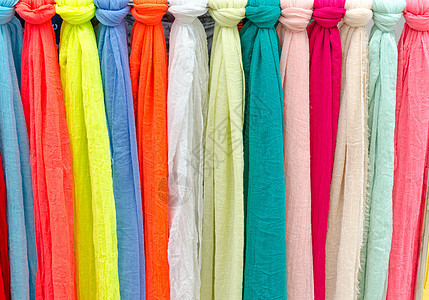意大利市场中多彩的花纹 纺织品的颜色窗帘丝绸裙子灰尘围巾丘陵工艺橙子材料乐队图片