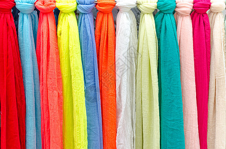 意大利市场中多彩的花纹 纺织品的颜色裙子橙子课程披肩女士围巾衣服织物丝绸海浪图片