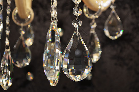 紧贴在水晶吊灯上天花板奢华装潢珠宝玻璃反射白色灯泡装饰枝形图片