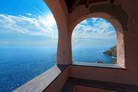 意大利利古里亚博纳索拉教堂蓝色游客假期旅行拱廊岩石旅游鸟瞰图天空教会图片
