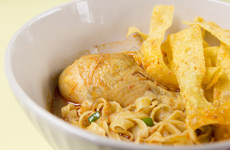 咖喱汤中鸡和鸡鸡的蛋面午餐辣椒煮沸主菜美食鸡腿洋葱面条食物黄色背景图片