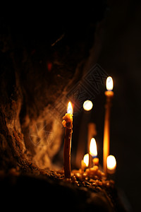 黑暗中的蜡烛燃烧烛光黑色庆典黄色回忆死亡乡愁火焰宗教背景图片