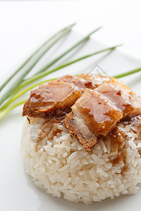 白种背景与稻米隔离的红猪肉食物盘子餐厅用餐菜单食谱照片烧烤饮食营养图片