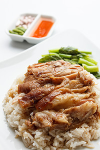 白种背景的米稻被隔离在猪腿上蔬菜衣领盘子猪肉主食食物猪脚美味票价皮肤图片