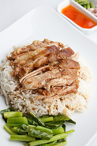 白种背景的米稻被隔离在猪腿上衣领皮肤猪肉猪蹄大豆票价饮食食物辣椒盘子图片