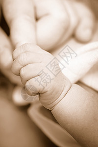 塞皮亚新生婴儿为母亲的手指留了下来图片