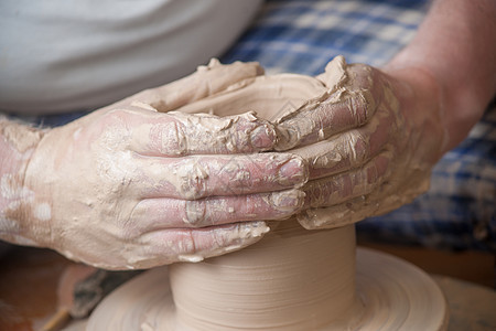陶匠的手黏土制造业手工业工作陶瓷作坊制品艺术女士水壶碗高清图片素材