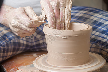 陶匠的手手工拇指手指旋转陶瓷黏土水壶工作工艺作坊图片