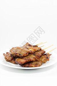 传统泰国式烤猪肉白色小吃午餐食物美食烧烤油炸竹子情调异国图片