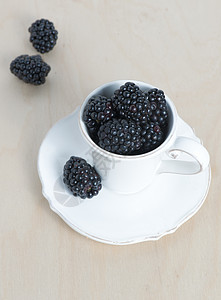 黑莓甜美细节盘子木头叶子水果柳条小吃蓝色美食甜点乡村图片