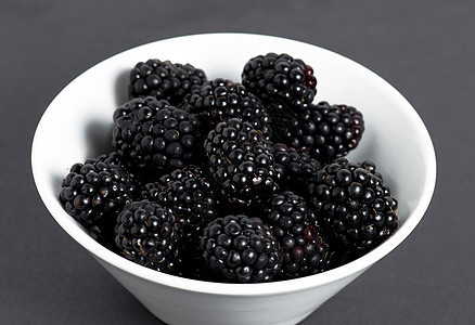 黑莓甜美细节叶子盘子小吃浆果甜点团体食物金银花柳条蓝色图片