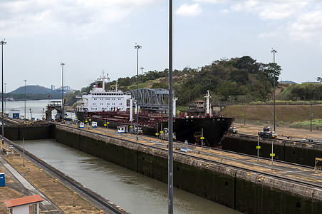 巴拿马运河的船历史性货物贸易建筑船运捷径工程路线世界导航图片