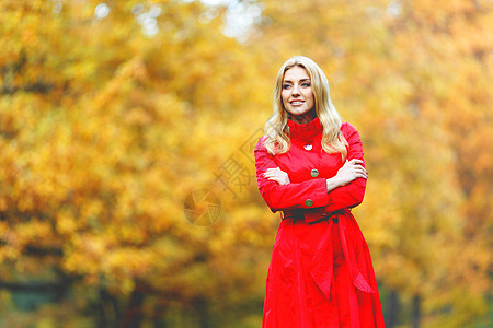 秋天公园的女人黄色快乐女士外套公园红色成人女孩树叶森林图片