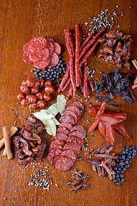 肉类和香肠沙拉木头厨房猪肉团体炙烤叶子胡椒桌子美食图片
