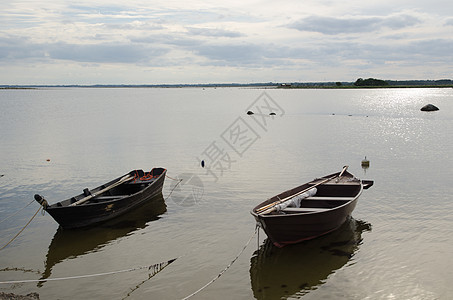 海岸边两艘老木船图片