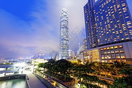 夜间办公大楼建筑学旅行天空地标游客商业蓝色旅游景观城市图片