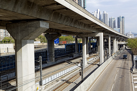 高速公路过桥和火车轨道卡车交通曲目曲线铁路运输工业穿越路口过境图片