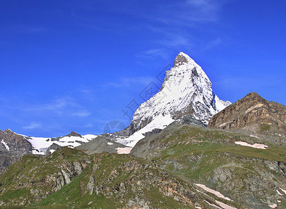 瑞士阿尔卑斯山的麦考恩踪迹顶峰旅游冰川游客蓝色冒险风景高山假期图片