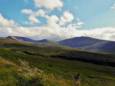 苏格兰高地的班尼维斯上的轨迹岩石丘陵风景山脉高原远足绿色吸引力旅游幽谷图片