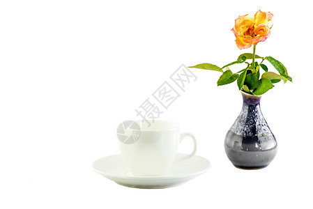 白色的杯子 在黑色花瓶中玫瑰背景图片
