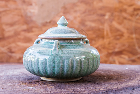木材用旧陶瓷炉水壶制品食物厨房植物烹饪工艺陶器沙锅黏土图片