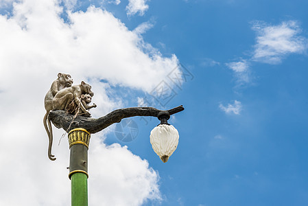 一只猴子家庭在灯柱上的雕像图片