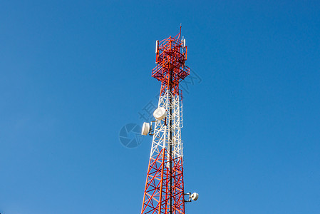 蓝天上通信天线信号金属盘子桅杆数据技术通讯电视工程细胞图片