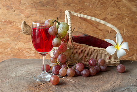 葡萄酒概念液体藤蔓饮料餐厅红色酒杯木头黑色玻璃食物图片