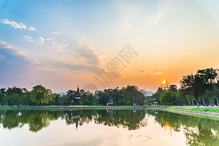 Sukhothai毁灭旧城建筑学旅行日落历史城市建筑热带公园天空宗教背景图片