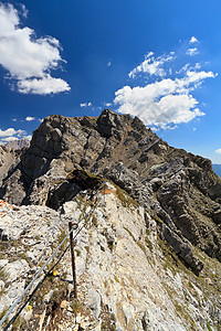 多洛米蒂  科斯塔贝拉山脊蓝色悬崖绳索岩石风景顶峰天空旅行石头小路图片