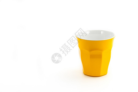 适合野餐的牛奶或咖啡水的黄杯子回收塑料白色玻璃黄色派对背景图片