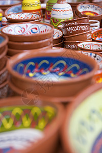 马洛卡多彩的陶瓷碗红色橙子蓝色圆形制品木头黄色绿色图片