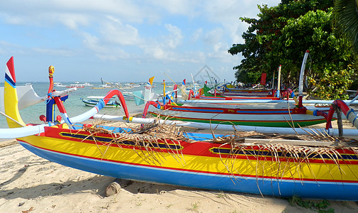 萨努尔海滩上的传统渔船图片