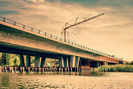 一座桥上建造的吊车图片