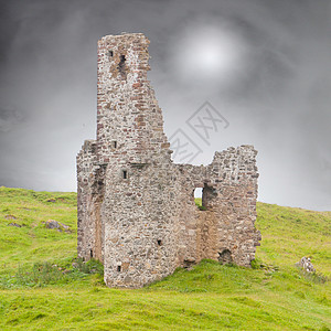 古老城堡的废墟历史性风光硬核草地风景反射蓝天建筑历史护城河图片