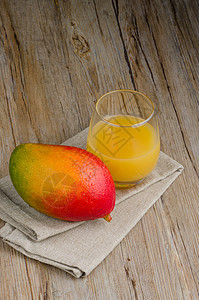 新鲜芒果汁黄色液体奶油状水壶异国甜点橙子热带水果果汁图片