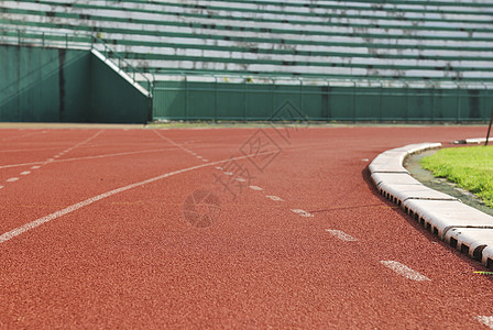 体育场的电动跑轨地面白色橡皮数字运动场地短跑运动员马场红色图片