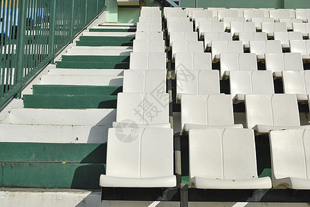 在户外礼堂的一排破碎和有染白椅子水平足球蓝色团体运动长椅空白游戏民众观众图片