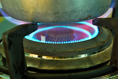 煤气厨房炉灶的近距离火力图片