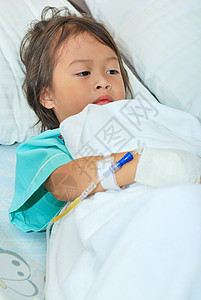 住院时生病的小女孩女孩黑发说谎疾病小孩医疗静脉感染药品医院图片