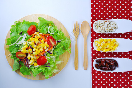 新鲜蔬菜沙拉加玉米 卡罗洛特 托马托 绿橡树 红橡树饮食盘子烹饪食物橡木起动机营养午餐草本植物美食图片