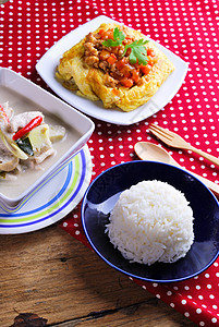 大米 煎蛋卷 和与椰子牛奶辣椒奶油萝卜桌布餐巾椰子照片食物勺子黄瓜图片