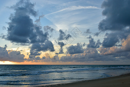 美丽的夕阳日出天空有云背景太阳夜空墙纸沙滩天际天空晚霞场景夕阳图片