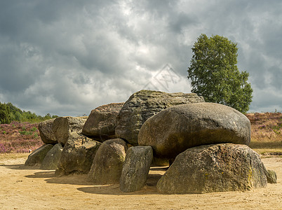 在荷兰德伦特的巨石上飘浮着壮丽的天空图片