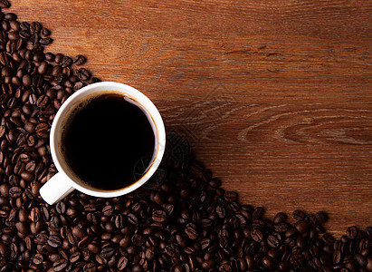 黑咖啡杯 桌上有烤焦糖豆早餐时间食物泡沫休息杯子时光标题宏观咖啡背景图片