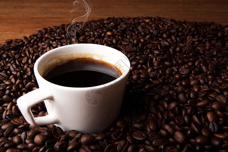 黑咖啡杯加烤焦糖豆休闲时间黑色标题休息杯子时光食物泡沫早餐背景图片