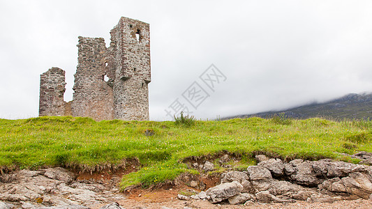 古老城堡的废墟历史硬核历史性蓝天护城河风景建筑草地反射风光图片